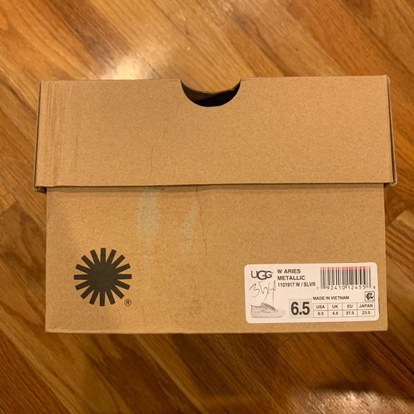 Brand new (only tried on) UGG ARIES SIZE W 6.5 - Picture 2 of 7